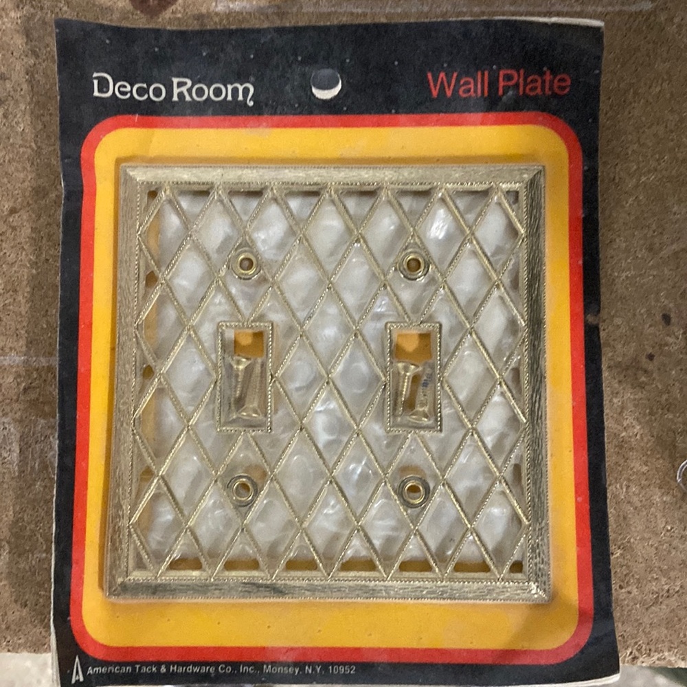 Very cool! Deco Room Vintage wall plate. New in package.
